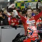 Pembalap Ducati, Andrea Dovizioso berselebrasi usai berhasil memenangkan seri pembuka MotoGP di Sirkuit Internasional Losail di Doha, Qatar (10/3). Ini kemenangan kedua beruntun Dovizioso di MotoGP Qatar. (AP Photo/Hanson Joseph)