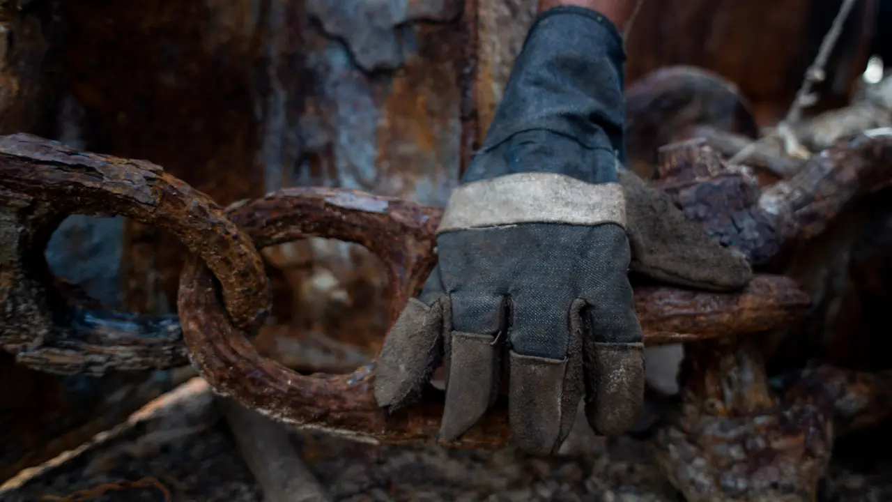 Potret Pekerja Pemotongan Kapal Tua di Cilincing