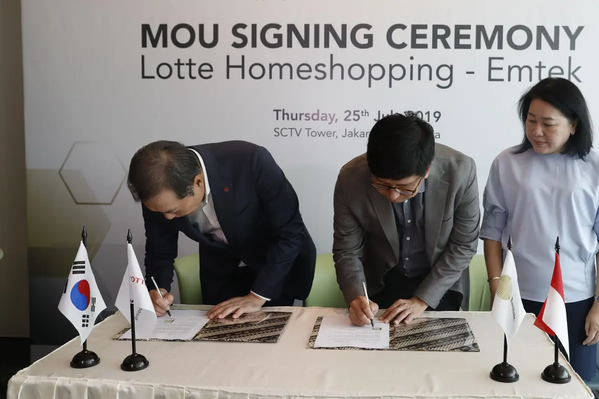 Penandatanganan Nota Kesepahaman (MoU) antara Managing Director Emtek Group Sutanto Hartono dengan CEO Lotte Home Shopping Lee Wan Sin di SCTV Tower pada Kamis (25/7/2019).