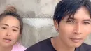Arya Khan sendiri mengaku sudah cerai dengan Pinkan meskipun ia tidak mengucap kata talak. Namun, keduanya sudah tanda tangan di atas materai yang menandai berakhirnya hubungan mereka. Foto mereka saat jualan di pasar ini tinggal kenangan. (Liputan6.comTikTok/@arya_joget)