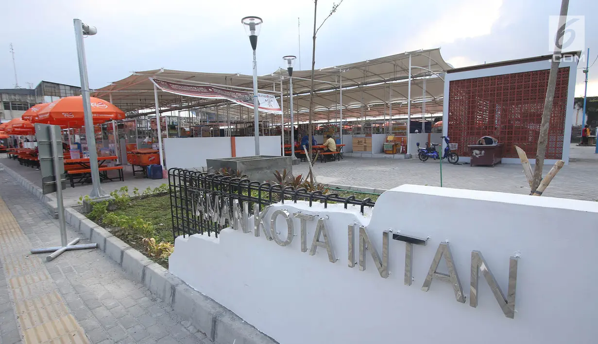 Suasana yang terlihat sepi di lapak relokasi Taman Kota Intan, Jakarta, Selasa (24/10). Karena keberadaan pasar yang jauh dari kawasan wisata Kota Tua menyebabkan Taman Kota Intan tersebut sepi dari pengunjung. (Liputan6.com/Immanuel Antonius)