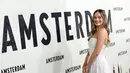 Margot Robbie berpose saat menghadiri World Premiere "Amsterdam" di Lincoln Center di New York City pada 18 September 2022. Untuk warna pop tambahan, Margot memilih untuk mengenakan sepasang sepatu hak platform berujung terbuka berwarna emas. (Dimitrios Kambouris/Getty Images for 20th Century Studios/AFP)