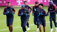 Pemain Bayern Munchen Jerome Boateng (kiri), David Alaba (tengah), dan Serge Gnabry saat sesi latihan di Munich, Jerman, Selasa (10/12/2019). Bayern Munchen akan menghadapi Tottenham Hotspur pada pertandingan Grup B Liga Champions. (AP Photo/Matthias Schrader)