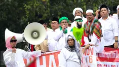 Pimpinan FPI Rizieq Shihab terlihat berada di atas mobil komando bersama dua Wakil Ketua DPR, Fahri Hamzah dan Fadli Zon ikut meneriakkan yel-yel saat melewati Balai Kota Jakarta menuju ke Istana Merdeka, Jumat (4/11). (Liputan6.com/Faizal Fanani)