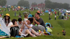 Orang-orang berswafoto saat berkemah di gunung yang indah di Yanqing, pinggiran Beijing pada 30 Agustus 2020. China memiliki lebih dari 200 orang yang dirawat di RS karena COVID-19, dengan lebih dari 300 lainnya diisolasi setelah dites positif terkena virus tanpa menunjukkan gejala. (AP/Andy Wong)