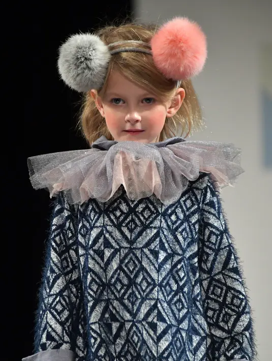 Ekspresi model cilik saat membawakan busana Condor selama petitePARADE di Children's Club di Jacob Javits Center, New York, AS (9/1). (Mike Coppola/Getty Images for petitePARADE/AFP)