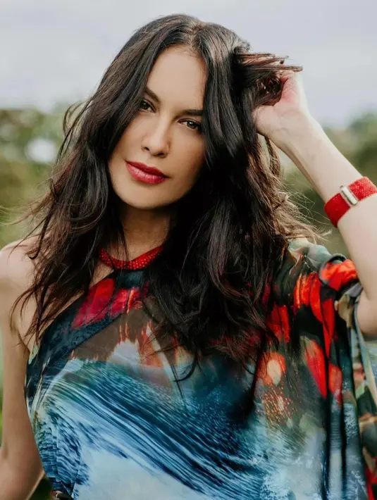 Gaun berisiko tak melulu potongan yang berani, namun pilihan motif yang semarak (Foto: Instgaram @sophialatjuba)