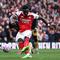 Bukayo Saka mengeksekusi penalti dan membawa Arsenal unggul 2-0 atas West Ham United dalam lanjutan Premier League 2025/2026 di Emirates Stadium, Sabtu (4/10/2025). (HENRY NICHOLLS / AFP)