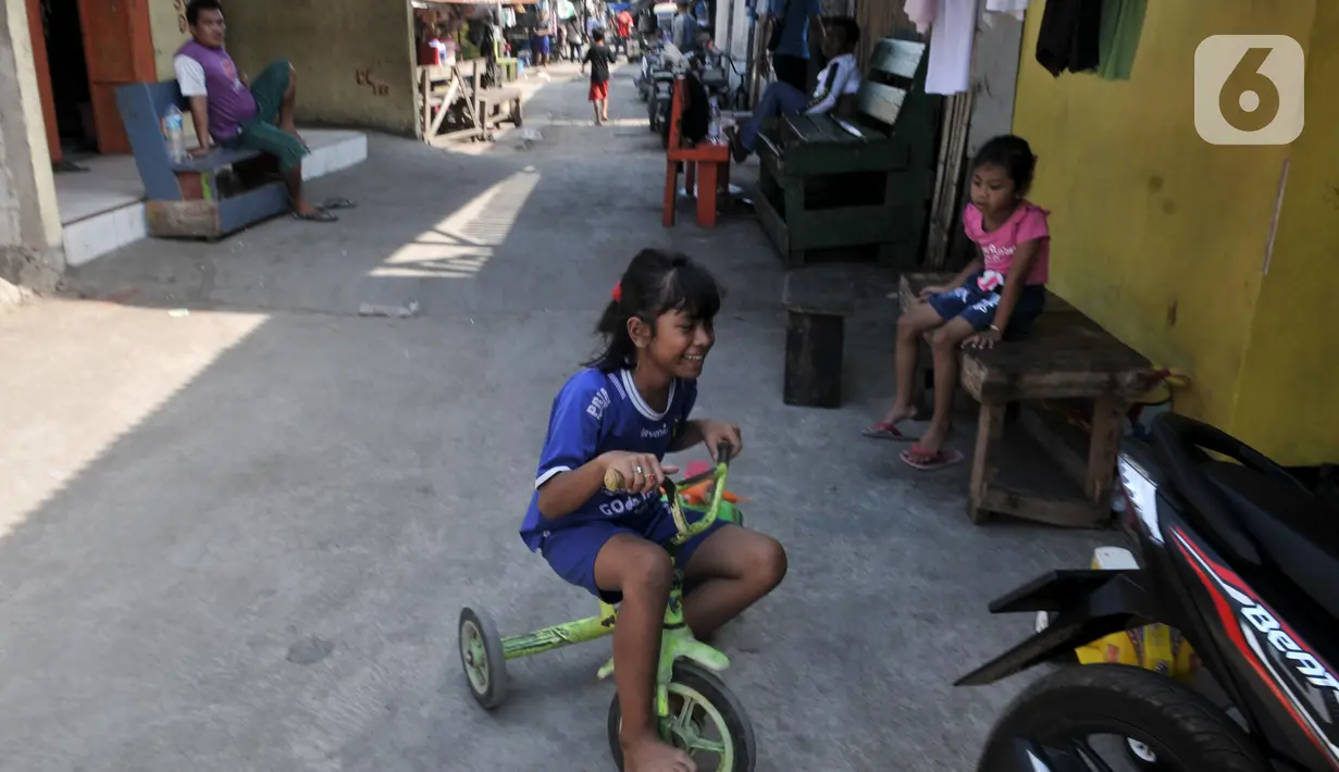 Anak-anak bermain di pesisir Kampung Baru, Cilincing, Jakarta, Selasa (22/10/2019). Mayoritas penduduk Kampung Baru atau biasa dikenal Kampung Nelayan adalah pendatang dari luar Jakarta yang kebanyakan berprofesi sebagai nelayan dan buruh kasar. (merdeka.com/Iqbal Nugroho)