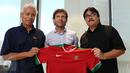 Luis Milla Aspas (tengah) berfoto bersama Sekjen PSSI Ade Wellington dan Direktur Teknik PSSI Danurwindo usai memberi keterangan di kantor PSSI, Jakarta, Jumat (20/1). Luis Milla resmi menukangi Timnas Indonesia. (Liputan6.com/Helmi Fithriansyah)