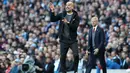 Pelatih Manchester City, Pep Guardiola memberi intruksi ke para pemainnya saat bertanding melawan Arsenal pada lanjutan Liga Inggris di di Stadion Etihad, Inggris, (5/11). City menang atas Arsenal dengan skor 3-1. (Martin Rickett / PA via AP)