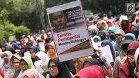 Massa Sahabat Muslim Rohingya membawa poster dalam unjuk rasa di depan Kedubes Myanmar, Jakarta Pusat, Senin (4/9). Sejumlah peserta yang didominasi wanita itu mengutuk kekerasan yang menimpa Muslim Rohingya di Myanmar. (Liputan6.com/Immanuel Antonius)