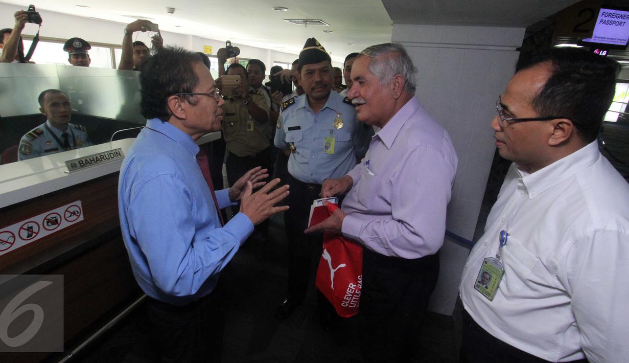 Menko Kemaritiman, Rizal Ramli berbincang dengan seorang turis ketika melakukan sidak ke Bandara Soekarno Hatta, Tangerang, Banten, Senin (25/4). Sidak dilakukan untuk meninjau penerapan kebijakan Bebas Visa Kunjungan (BVK). (Liputan6.com/Helmi Afandi)