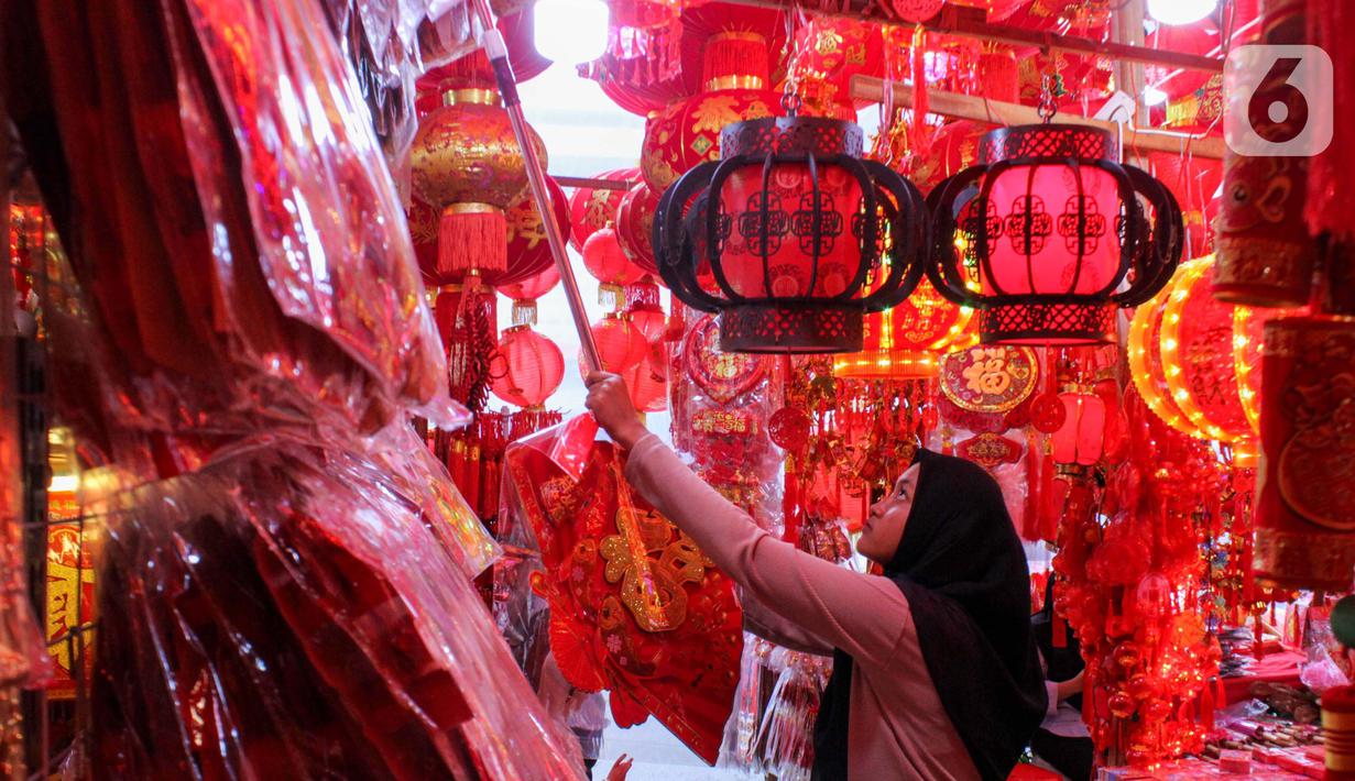 Untuk informasi, kawasan Pecinan Glodok merupakan salah satu tempat mencari pernak-pernik khas Imlek di Jakarta. (Magang/Liputan6.com/Muhammad Rizal)