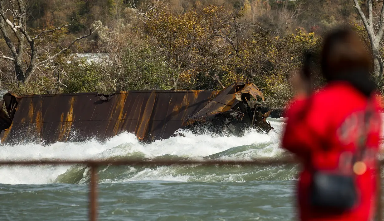 Kapal yang karam di atas Air Terjun Niagara selama lebih dari seabad setelah bergeser di sungai St Lawrence, di Ontario, Kanada, Senin (4/11/2019). Cuaca buruk mendorong kapal menjauh dari tempat berbatu dan mendekati air terjun di sisi Kanada. (Tara Walton/The Canadian Press via AP)