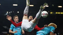 Pemain Manchester United, Zlatan Ibrahimovic, berebut bola dengan pemain Feyenoord pada matchday kelima Grup A Liga Europa 2016-2017, di Stadion Old Trafford, Jumat (25/11/2016) dini hari WIB. (Action Images via Reuters/Carl Recine)