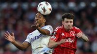 Gelandang Aston Villa, Youri Tielemans, melompat lebih tinggi dari bek Nottingham Forest, Neco Williams, untuk menyundul bola dalam pertandingan leg pertama semifinal Liga Europa antara Nottingham Forest dan Aston Villa di The City Ground, Nottingham, Inggris bagian tengah, pada 30 April 2026. (AFP/Darren Staples)
