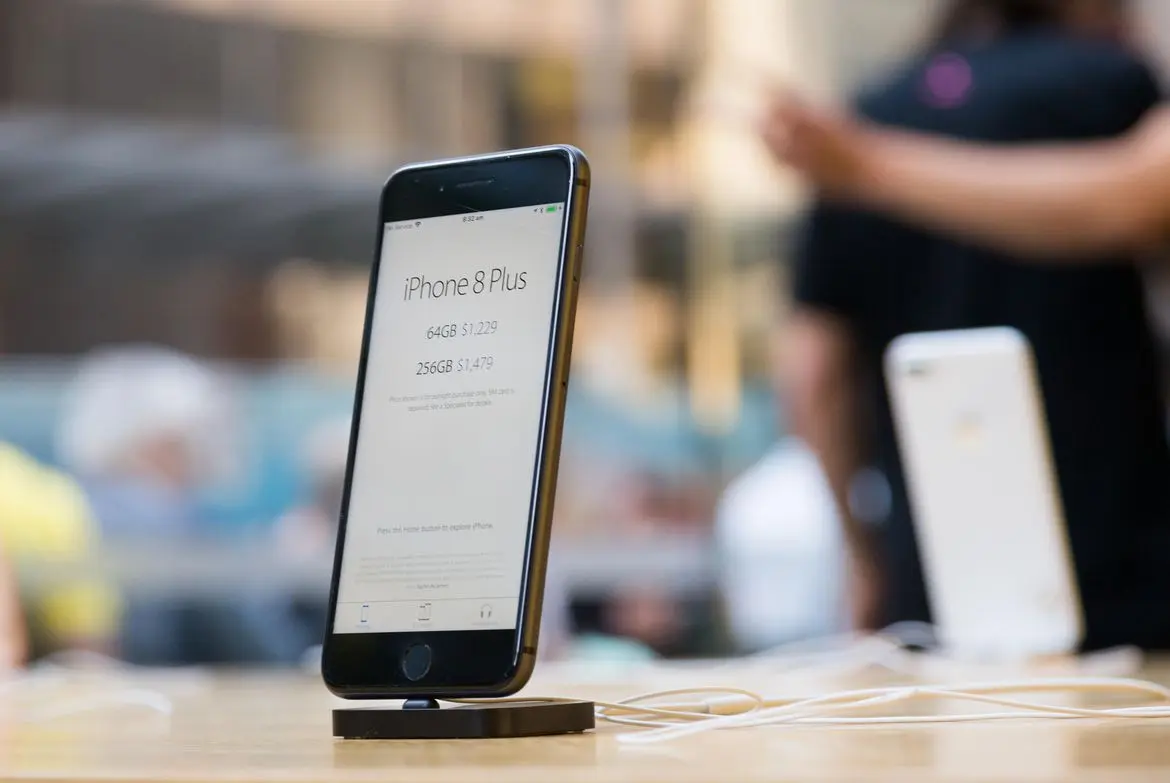 iPhone 8 Plus dipajang di Apple Store, Sydney, Australia. (Ian Knighton/CNET)