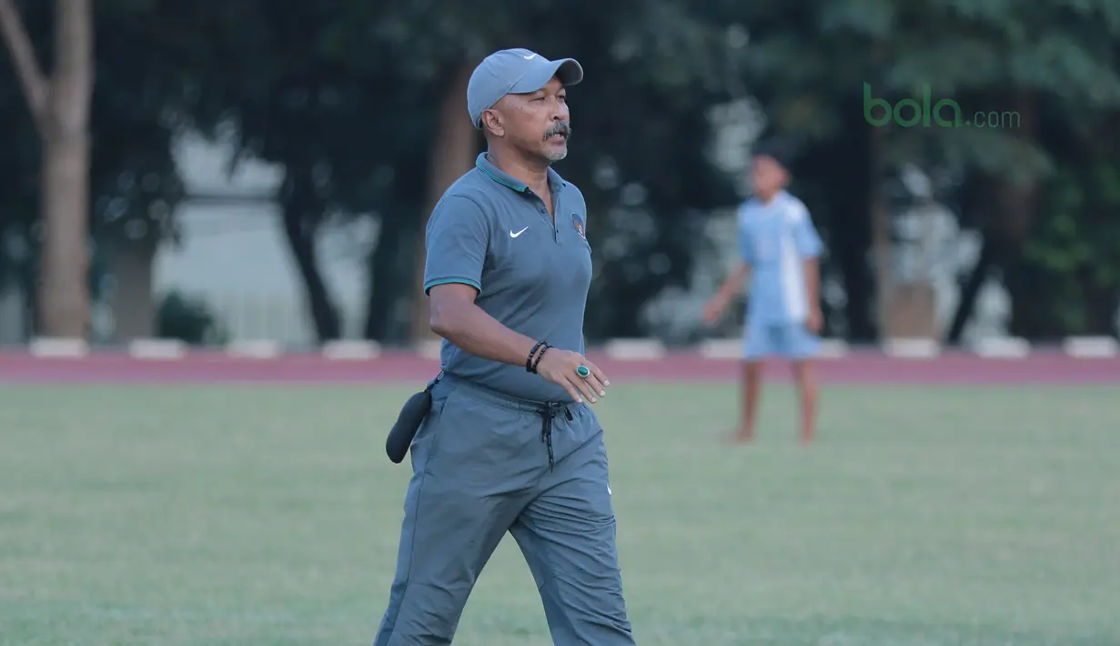 Pelatih Timnas Indonesia U-16, Fachri HUsaeni sat memimpin timnya melawan Top Skor U-16  pada laga uji coba di Lapangan Atang Sutresna, Cijantung, Kamis (10/5/2018). Tim Top Skor U-16 menang 2-0 atas Timnas Indonesia U-16. (Bola.com/Nick Hanoatubun)