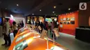 Sejumlah pengunjung melihat pameran Jakarta Film Week 2022 hari kedua di CGV Grand Indonesia, Jakarta, Jumat (14/10/2022). Jakarta Film Week 2022 akan berlangsung pada 13-16 Oktober 2022 di CGV Grand Indonesia, Kineforum-Taman Ismail Marzuki, dan Ashley Hotel Wahid Hasyim Jakarta. (Liputan6.com/magang/Aida Nuralifa)