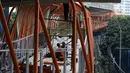 Pekerja menyelesaikan pembangunan jembatan penyeberangan orang (skywalk) di kawasan Kebayoran Lama, Jakarta, Rabu (2/11/2022). Pengerjaan skywalk sepanjang 500 meter dengan desain cahaya artistik dan dilengkapi fasilitas lift nantinya mengintegrasikan Stasiun Kebayoran dengan Halte Transjakarta Koridor 8 dan Koridor 13. (Liputan6.com/Herman Zakharia)