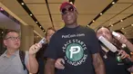 Mantan pebasket NBA, Dennis Rodman memberi keterangan kepada awak media setibanya di bandara Changi, Singapura, Senin (11/6). Kedatangan Rodman guna menghadiri konferensi tingkat tinggi (KTT) antara Amerika Serikat dan Korea Utara. (AFP/ADEK BERRY)