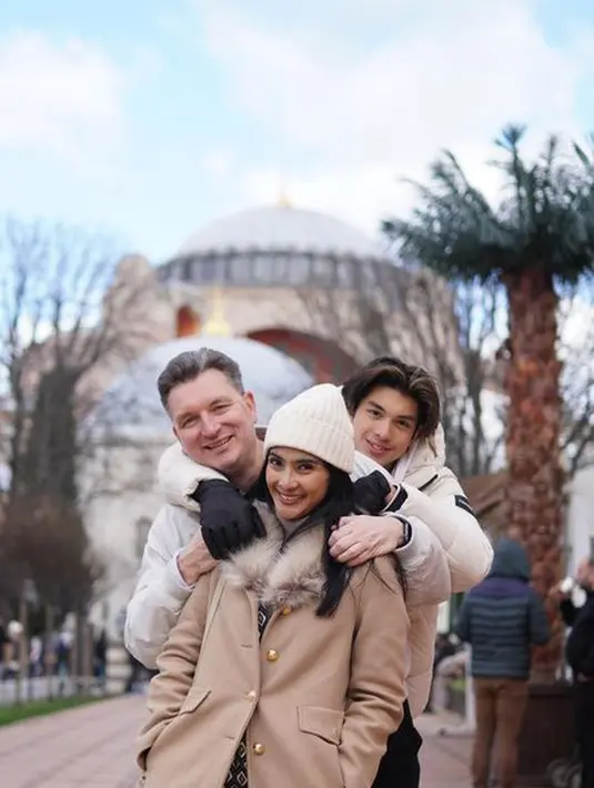 Berlibur ke luar negeri, Maudy Koesnaedi tampil stylish dalam balutan busana khas musim dingin. [Foto: Instagram/ Maudykoesnaedi]