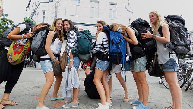 1. Bisa Bertemu Banyak Orang Baru