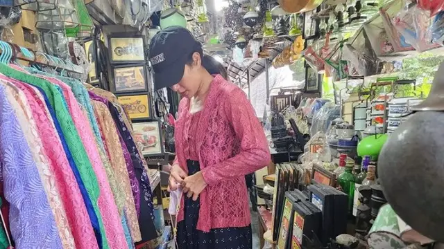 3 Potret Gaya Dian Sastro Jalan-jalan di Solo, Stylish dengan Padu Padan Batik