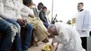 Paus Fransiskus mencium kaki imigran sebelum memimpin misa Kamis Putih, di sebuah lokasi penampungan di Castelnuovo, dekat Roma, Italia, Kamis (24/3/2016). (Reuters/ Osservatore Romano)