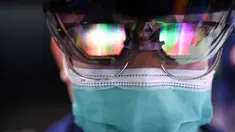 Seorang staf menunjukkan cara menggunakan alat HoloLens 2 di stan Microsoft di area ekshibisi Industri Cerdas dan Teknologi Informasi dalam ajang Pameran Impor Internasional China (China International Import Expo/CIIE) ketiga di Shanghai, China, 6 November 2020. (Xinhua/Li Renzi)