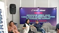 Anggini Setiawan, Head of Communications, TikTok Indonesia ungkap cara kerja algoritma TikTok dalam Workshop FORWAT X TikTok pada hari Jumat (1/12/2023). (Liputan6.com/Mustika Rani Hendriyanti)