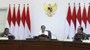 Presiden Joko Widodo atau Jokowi (tengah) memimpin rapat terbatas percepatan peta jalan penerapan industri 4.0 di Kantor Presiden, Jakarta, Selasa (3/9/2019). Jokowi berharap penerapan industri 4.0 mampu meningkatkan lapangan kerja baru. (Liputan6.com/Angga Yuniar)