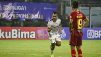 Akhirnya Bali United menambah gol ketiganya di menit ke-81 oleh Irfan Jaya. Mantan pemain PSS Sleman tersebut menerima umpan tarik ke kotak penalti yang kemudian melakukan tendangan terukur ke gawang Bhayangkara. (Bola.com/Maheswara Putra)
