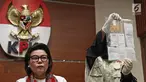 Penyidik KPK menunjukkan struk ATM barang bukti Operasi Tangkap Tangan (OTT) di Gedung KPK, Jakarta, Senin (12/2). KPK menetapkan Bupati Ngada Marianus Sae dan Dirut PT Sinar 99 Permai Wilhelmus Iwan Ulumbu jadi tersangka. (Liputan6.com/Herman Zakharia)
