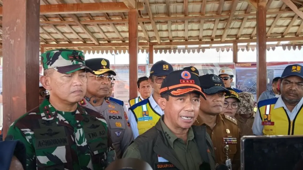 Kepala Badan Nasional Penanggulangan Bencana (BNPB) Suharyanto saat meninjau Kolam Retensi Terboyo di Semarang.