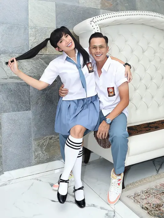 <p>Sebagai yang punya acara, Ussy Sulistiawaty tampil seperti ketua genk di SMA dengah seragam atasan putih lengkap dengan dasinya. Dalam pesta ulang tahunnya tersebut Ussy selalu ditemani sang suami, Andhika Pratama. (Instagram/ussypratama)</p>