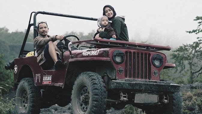 Potret kebersamaan Cella dengan istri dan anak pertamanya. (Sumber: Instagram/@carolynadewi)