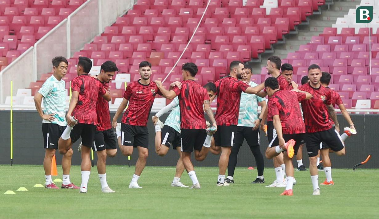Pemain Timnas Indonesia menjalani sesi latihan resmi di Stadion Utama Gelora Bung Karno (SUGBK), Jakarta, Rabu (5/6/2024). Indonesia akan menghadapi Irak dalam Kualifikasi Piala Dunia 2026. (Bola.com/M Iqbal Ichsan)