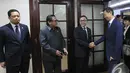 Ketua MPR RI Zulkifli Hasan (ketiga kiri) didampingi Wakil Ketua Oesman Sapta Odang (kedua kiri) dan Mahyudin (kiri) menerima kunjungan delegasi parlemen China, Jakarta, Selasa (9/12/2014). (Liputan6.com/Andrian M Tunay)