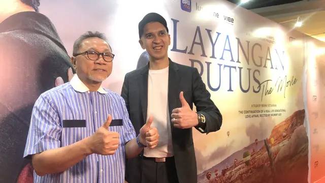 Menteri Perdagangan (Mendag) Zulkifli Hasan mengapresiasi film ‘Layangan Putus 2’ yang ditontonnya saat gala premier di XXI Plaza Indonesia Jakarta, Selasa (19/12/2023). (Elza/Liputan6.com)