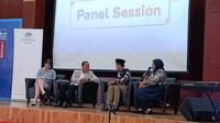 Para panelis berbincang dalam sesi panel #AussieBanget University Roadshow yang membahas isu geopolitik dan kerja sama kawasan. Acara ini berlangsung di UIN Syarif Hidayatullah Jakarta, Selasa (30/9/2025) (Dok. Liputan6.com/Indra C. Vanleon).