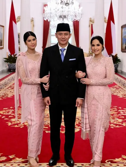 Sementara itu, Almira tampak begitu elegan nan ayu mengenakan kebaya heart neck warna soft pink senada dengan sang ibunda. Dengan aksen selendang polos dan bunga pada salah satu pundaknya. Ia juga mengenakan bawahan kain serupa dengan Annisa [@annisayudhoyono]