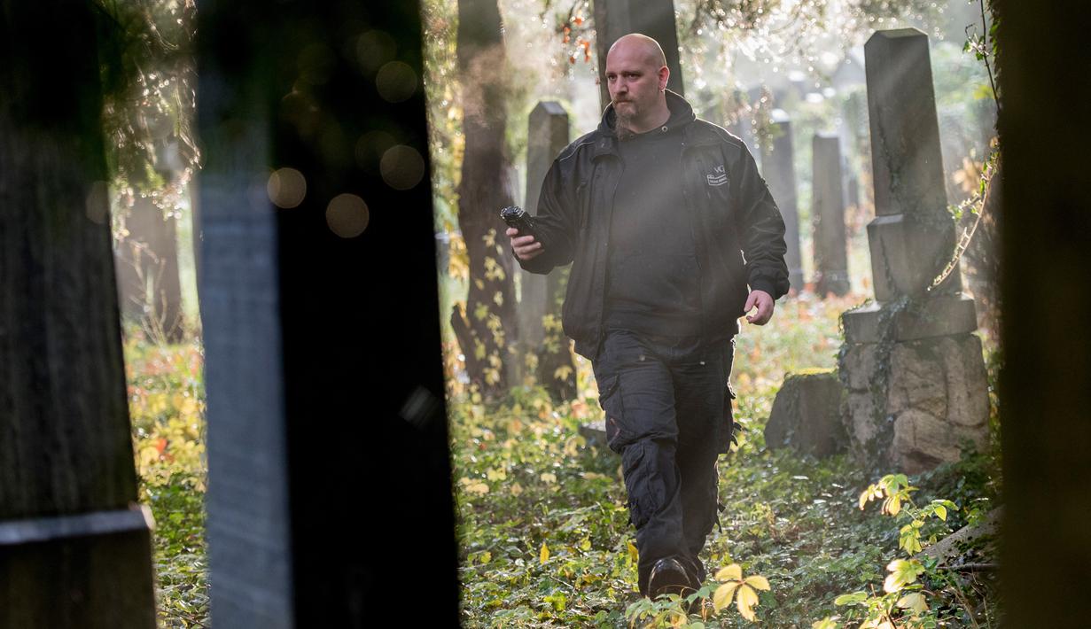 Willi Gabler, pemburu hantu dari "Paranormal Investigator" mencari aktivitas gaib di pusat pemakaman tua di Wina, Austria, 20 Oktober 2016. Pemakaman ini disinyalir memiliki aura mistis yang kental dengan aktivitas makhluk halus. (JOE KLAMAR/AFP)