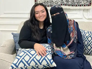 Nadya Holscher sudah dua bulan menjadi seorang mualaf. Ia mengikuti jejak sang kakak menjadi seorang mualaf. Adik Nathalie ini mantap memeluk islam dan sering dapat masukan dari Umi Pipik. (Liputan6.com/IG/nadyaholscher)