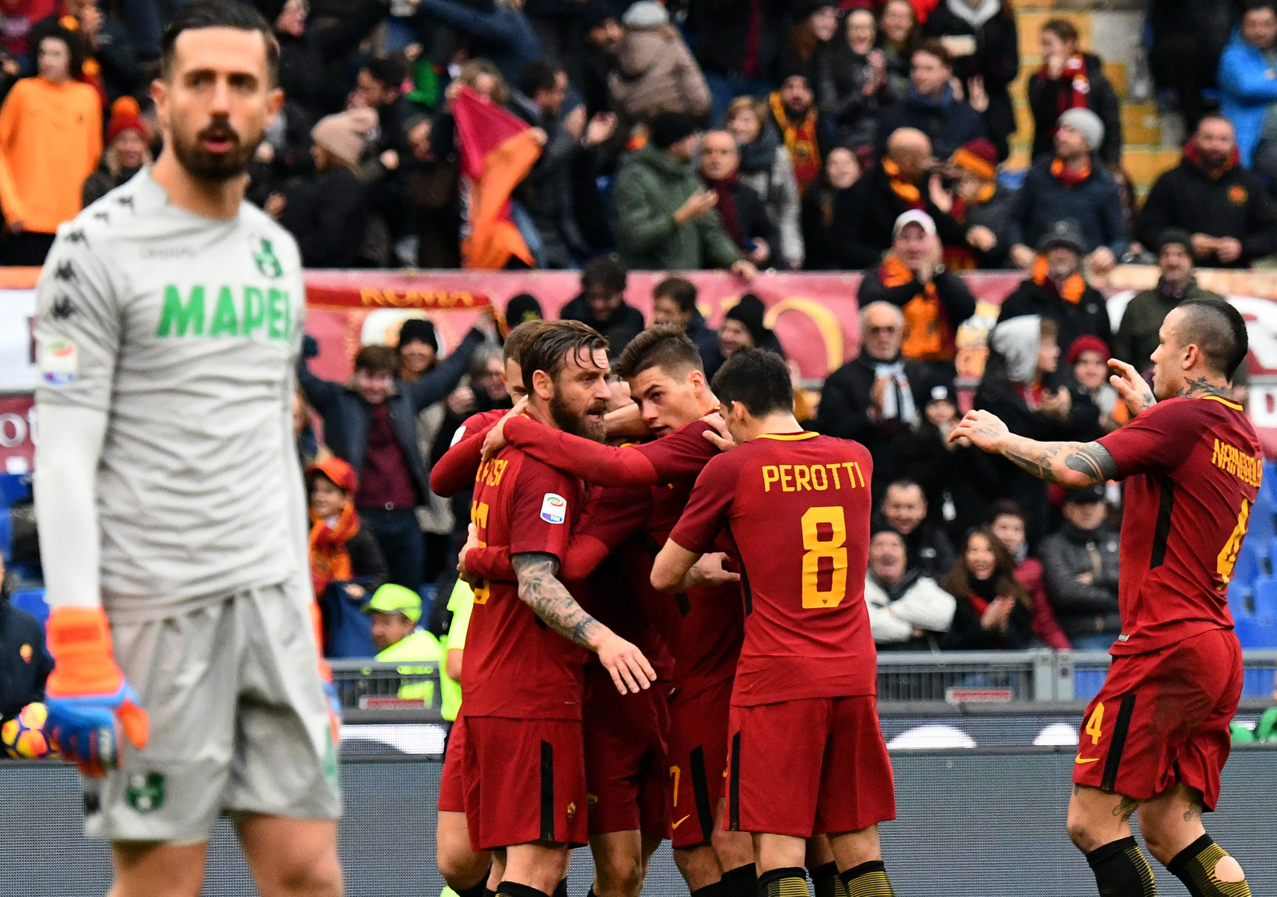 Selebrasi para pemain AS Roma usai Lorenzo Pellegrini menjebol gawang Sassuolo. (Vincenzo PINTO / AFP)