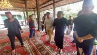 Pelawak senior Kirun tak bisa menyembunyikan rasa kesedihannya saat melayat ke rumah duka dalang kondang Ki Ageng H Anom Suroto Lebdo Nagoro, atau yang akrab dikenal Ki Anom Suroto yang meninggal dunia di RS Dr Oen Kandangsapi, Solo pada Kamis (23/10/2025). (Liputan6.com/ Fajar Abrori)