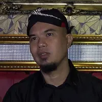 Ahmad Dhani merasa foto ciuman Al Ghazali dan Alyssa Daguise adalah hal yang wajar dilakukan anak seumurannya.