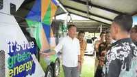 Penjabat Gubernur Jawa Barat Bey Machmudin meninjau Mobile Cold Storage dari Program Hibah Kompetitif Institut Teknologi Bandung di KUD Mandiri Mina Fajar Sidik, Kecamatan Blanakan, Kabupaten Subang Senin (3/2/2025).(sumber foto: Biro Adpim Jabar)
