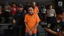 Polisi bersenjata menggiring tersangka dugaan pengaturan skor di Polda Metro Jaya, Jakarta, Rabu (10/4). Sebelum diserahkan ke kejaksaan, polisi lebih dulu mengecek kesehatan para tersangka di Biddokes Polda Metro Jaya. (merdeka.com/Imam Buhori)